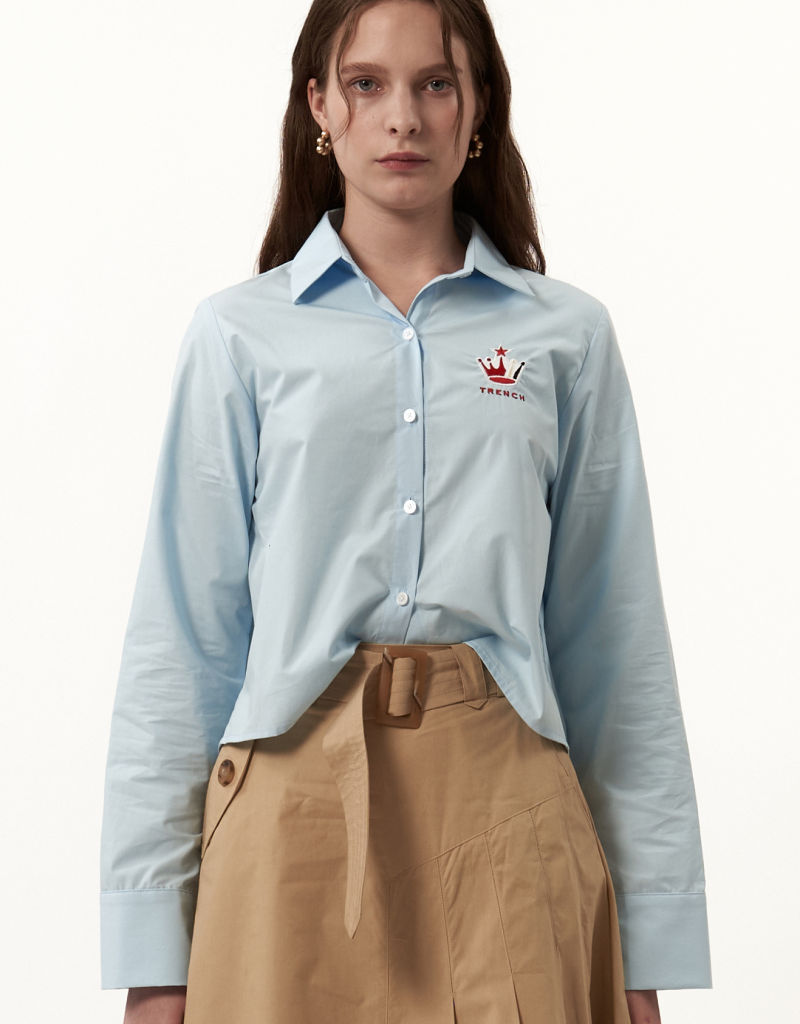 标志浮雕短款衬衫 (Logo embossed cropped shirt)